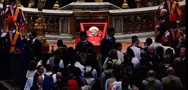 不要三层棺木侄子没钱出席米莱挨批不朽情缘教皇封棺画面公开生前决定(图13)